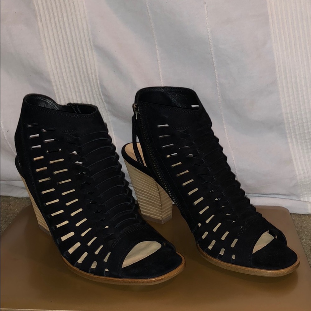 BRAND NEW PAUL GREEN HEELS